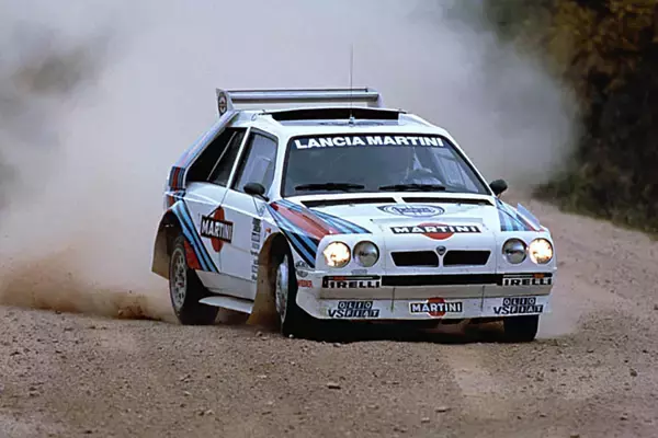 「「MR＋スーチャー」で「4WDターボ」のアウディに勝利！　ランチア・ラリー037はWRCに放たれたレーシングカーだった」の画像