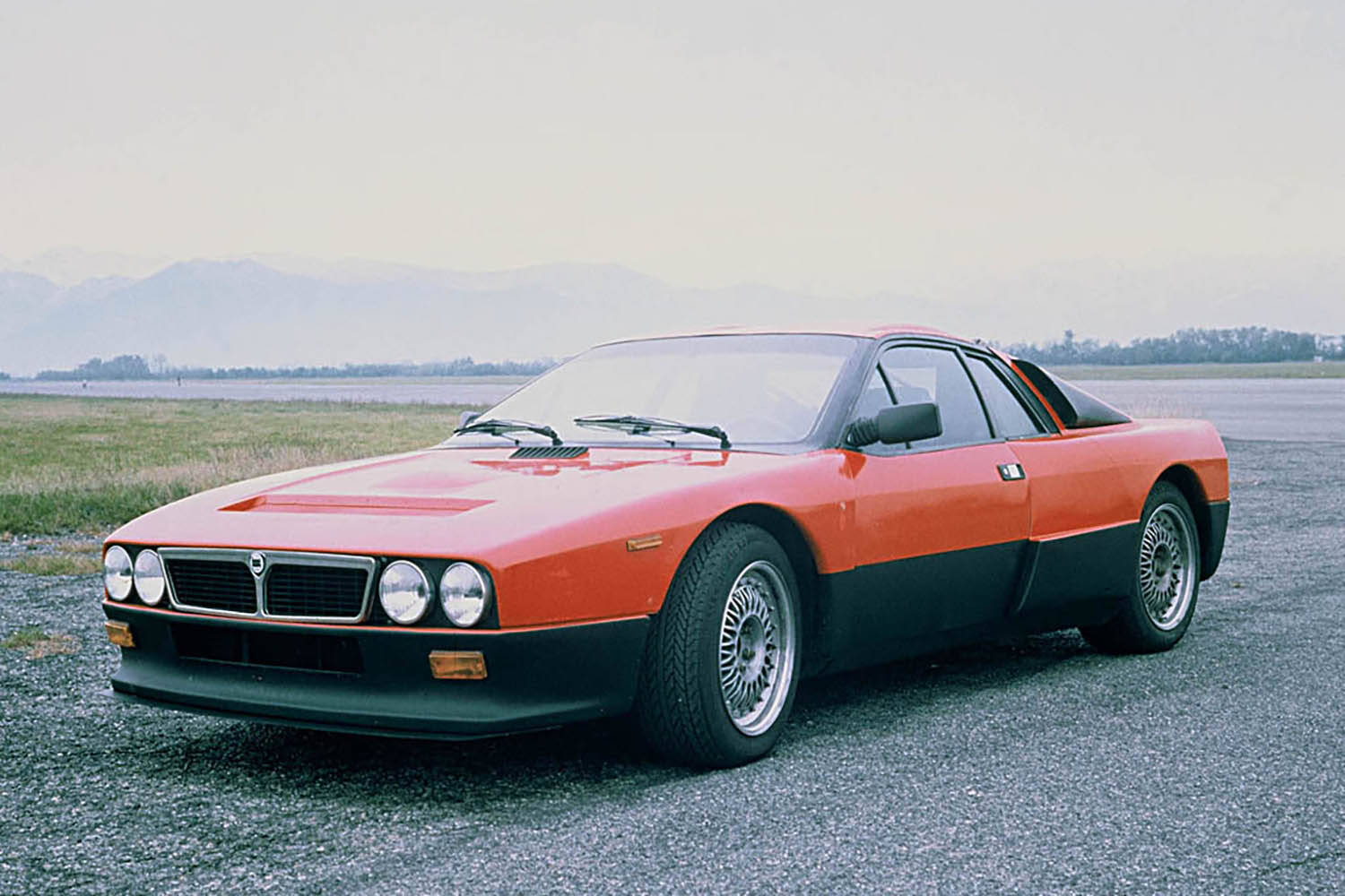 「MR＋スーチャー」で「4WDターボ」のアウディに勝利！　ランチア・ラリー037はWRCに放たれたレーシングカーだった