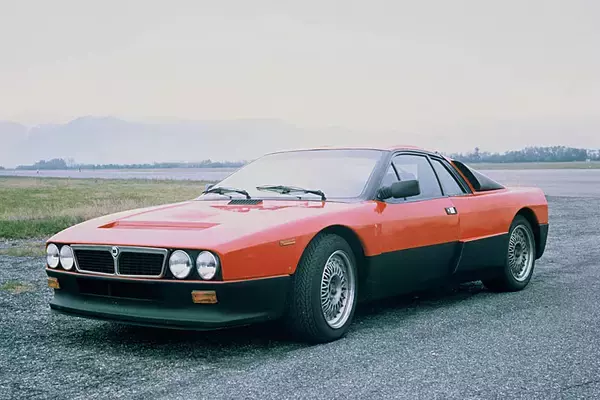 「「MR＋スーチャー」で「4WDターボ」のアウディに勝利！　ランチア・ラリー037はWRCに放たれたレーシングカーだった」の画像