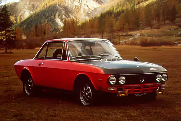 「「MR＋スーチャー」で「4WDターボ」のアウディに勝利！　ランチア・ラリー037はWRCに放たれたレーシングカーだった」の画像