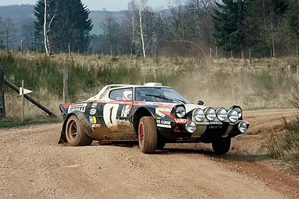 「「MR＋スーチャー」で「4WDターボ」のアウディに勝利！　ランチア・ラリー037はWRCに放たれたレーシングカーだった」の画像