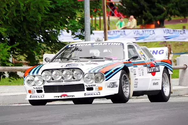 「「MR＋スーチャー」で「4WDターボ」のアウディに勝利！　ランチア・ラリー037はWRCに放たれたレーシングカーだった」の画像