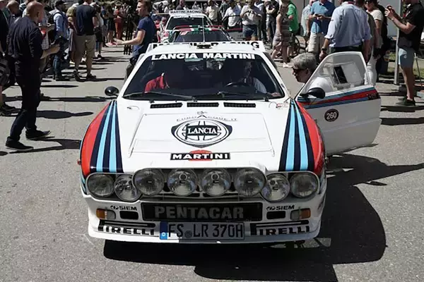 「「MR＋スーチャー」で「4WDターボ」のアウディに勝利！　ランチア・ラリー037はWRCに放たれたレーシングカーだった」の画像