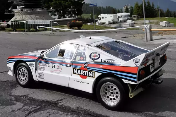 「「MR＋スーチャー」で「4WDターボ」のアウディに勝利！　ランチア・ラリー037はWRCに放たれたレーシングカーだった」の画像