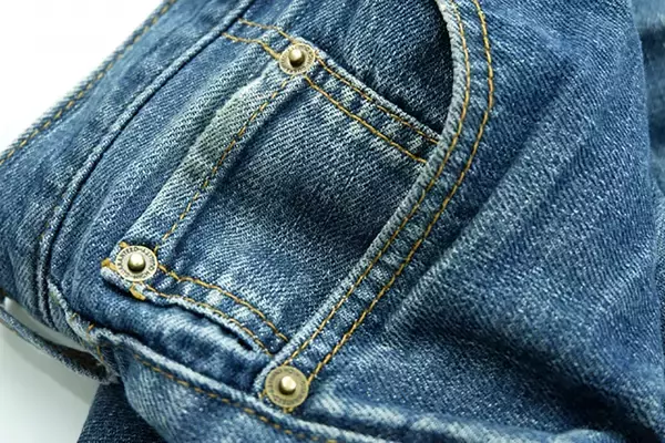 いわゆるジーパンNG！　タオル地の服もダメ!?　本革シートのクルマに乗るなら服装に注意が必要だった