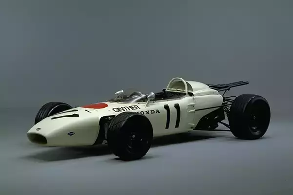 「「二宮金次郎」なみに子どもに伝えたい！　学校の校庭に「銅像」を建てていいほど偉大なクルマを考えてみた」の画像