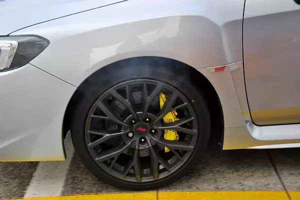 「公道で無謀に飛ばす人はサーキットで速く走れない！　レーシングドライバーが語る「サーキット」の比じゃない「一般道」の怖さとは」の画像