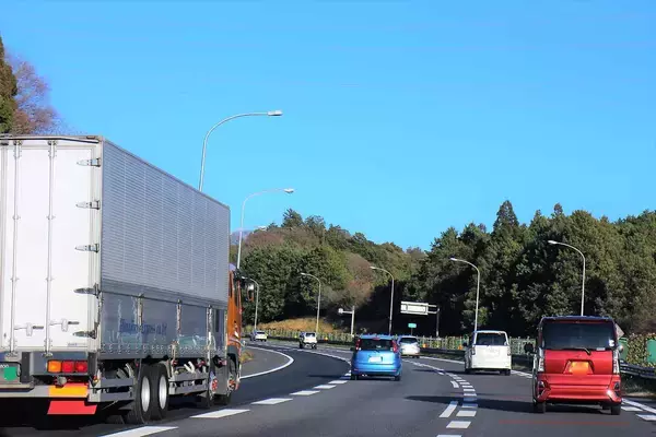 「追い越し車線のハズの一番右の道路が混んでる一方左車線はガラガラ！　高速の逆転現象はナゼ起きる？」の画像