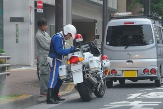 30km/hオーバーぐらいなら撮られないから……は古すぎる考え！　最新鋭の移動オービスと判別しにくい覆面パトカーで警察も本気!!