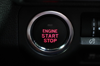 昭和オヤジには「アニメ」の世界！　「自動バック機能」まであるクルマの最新機能５つが凄すぎて笑う