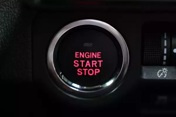 昭和オヤジには「アニメ」の世界！　「自動バック機能」まであるクルマの最新機能５つが凄すぎて笑う