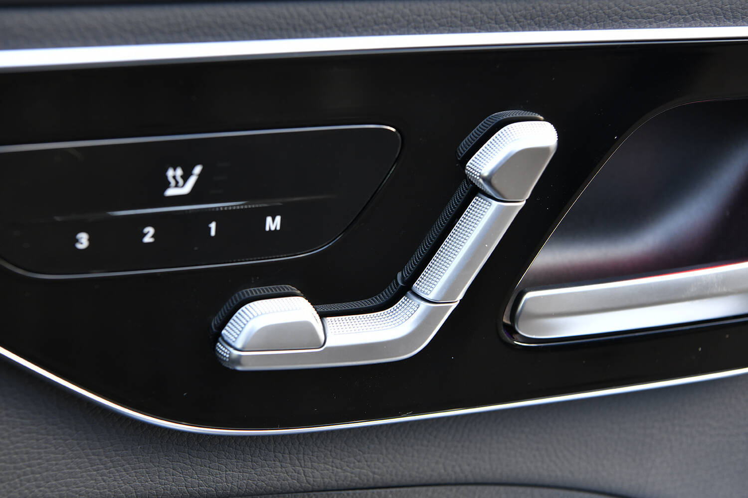 昭和オヤジには「アニメ」の世界！　「自動バック機能」まであるクルマの最新機能５つが凄すぎて笑う