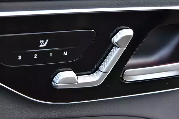 「昭和オヤジには「アニメ」の世界！　「自動バック機能」まであるクルマの最新機能５つが凄すぎて笑う」の画像