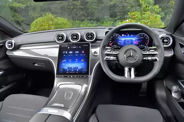 「昭和オヤジには「アニメ」の世界！　「自動バック機能」まであるクルマの最新機能５つが凄すぎて笑う」の画像