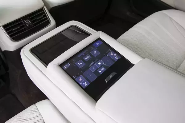 「昭和オヤジには「アニメ」の世界！　「自動バック機能」まであるクルマの最新機能５つが凄すぎて笑う」の画像