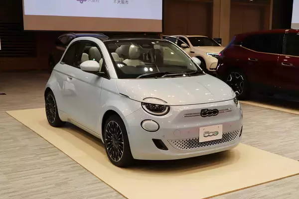 「アウディ！　テスラ！　ベントレーまで最新EV＆PHEVが集結！　日本で買える圧巻のラインアップを紹介【JAIA 輸入電動車普及促進イベント in 大阪リポートその２】」の画像