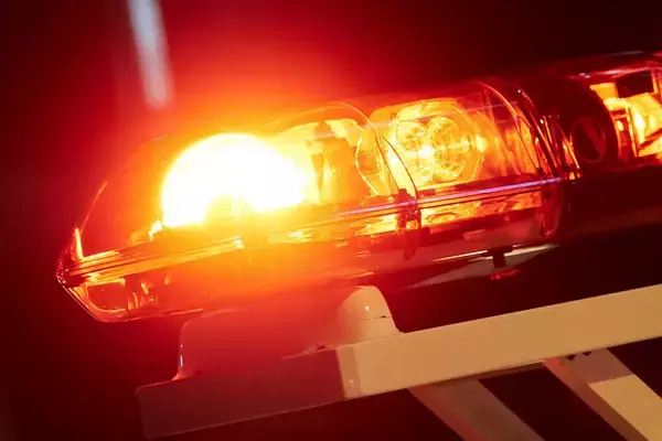 「サイレンは聞こえないけど赤色灯を点灯したパトカーが迫ってきた！　これってどういう状況？」の画像