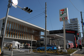 冷凍品も冷蔵品も同じトラックで配送……ってよく考えたらどうやってる？　コンビニ配送トラックの謎