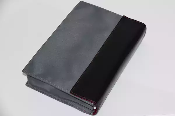 「ハイテク車検証入れ」に「色付き免許証」！　オシャレ上級者が「手を出す」クルマ関連グッズ５つ