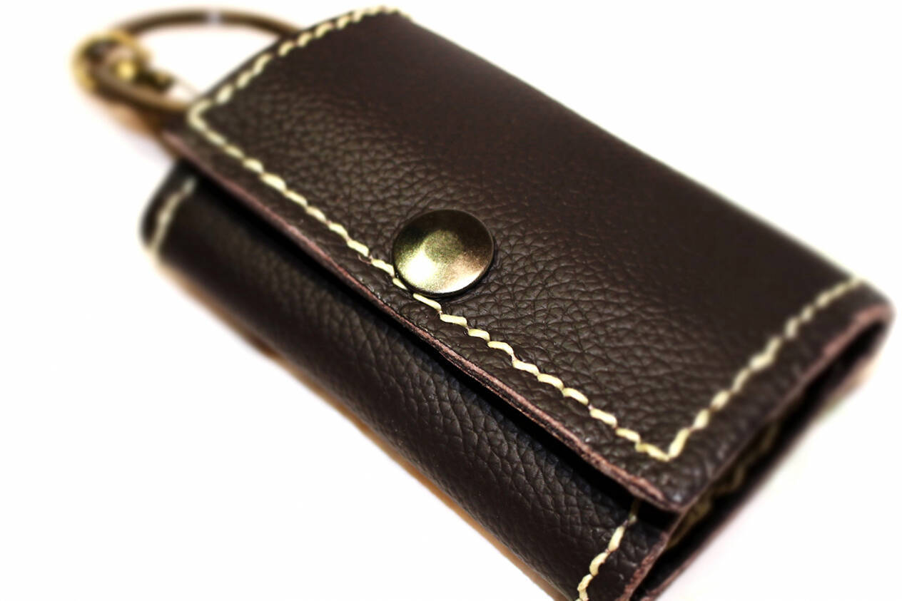 「ハイテク車検証入れ」に「色付き免許証」！　オシャレ上級者が「手を出す」クルマ関連グッズ５つ