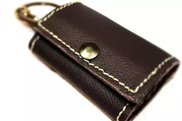 「「ハイテク車検証入れ」に「色付き免許証」！　オシャレ上級者が「手を出す」クルマ関連グッズ５つ」の画像