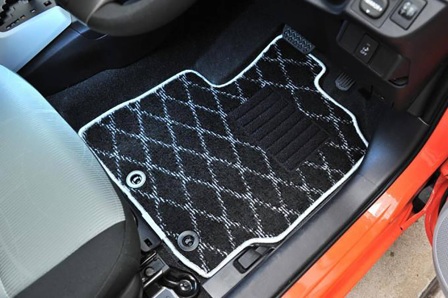 「ハイテク車検証入れ」に「色付き免許証」！　オシャレ上級者が「手を出す」クルマ関連グッズ５つ