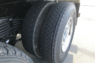 上を通るだけでタイヤの溝の泥や砂利がキレイになる！　単純だけど効果的なFODSマットがスゴイ