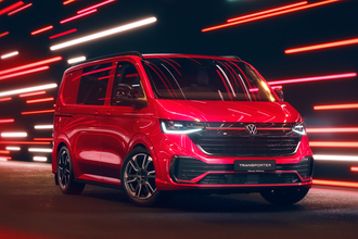 「赤いライン」が入るってことは商用バンのGTIか!?　VW「トランスポーター・スポーツライン」の正体とは