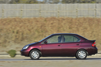 最近のクルマってダッシュボードの奥が拭けないほど長いのはなぜ？