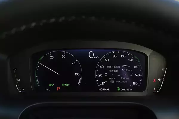 電圧に過給圧はもちろん4WDの駆動力配分まである！ 運転中に確認困難な 