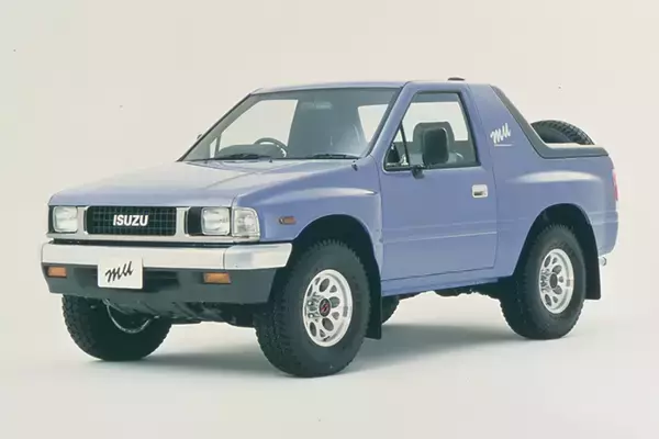 「自ら「ミステリアス」って名乗っちゃった衝撃の１台！　MT＋ガソリンターボだけで勝負した「いすゞミュー」の尖りっぷりがスゴイ」の画像