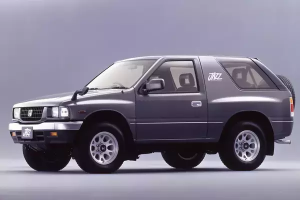 「自ら「ミステリアス」って名乗っちゃった衝撃の１台！　MT＋ガソリンターボだけで勝負した「いすゞミュー」の尖りっぷりがスゴイ」の画像