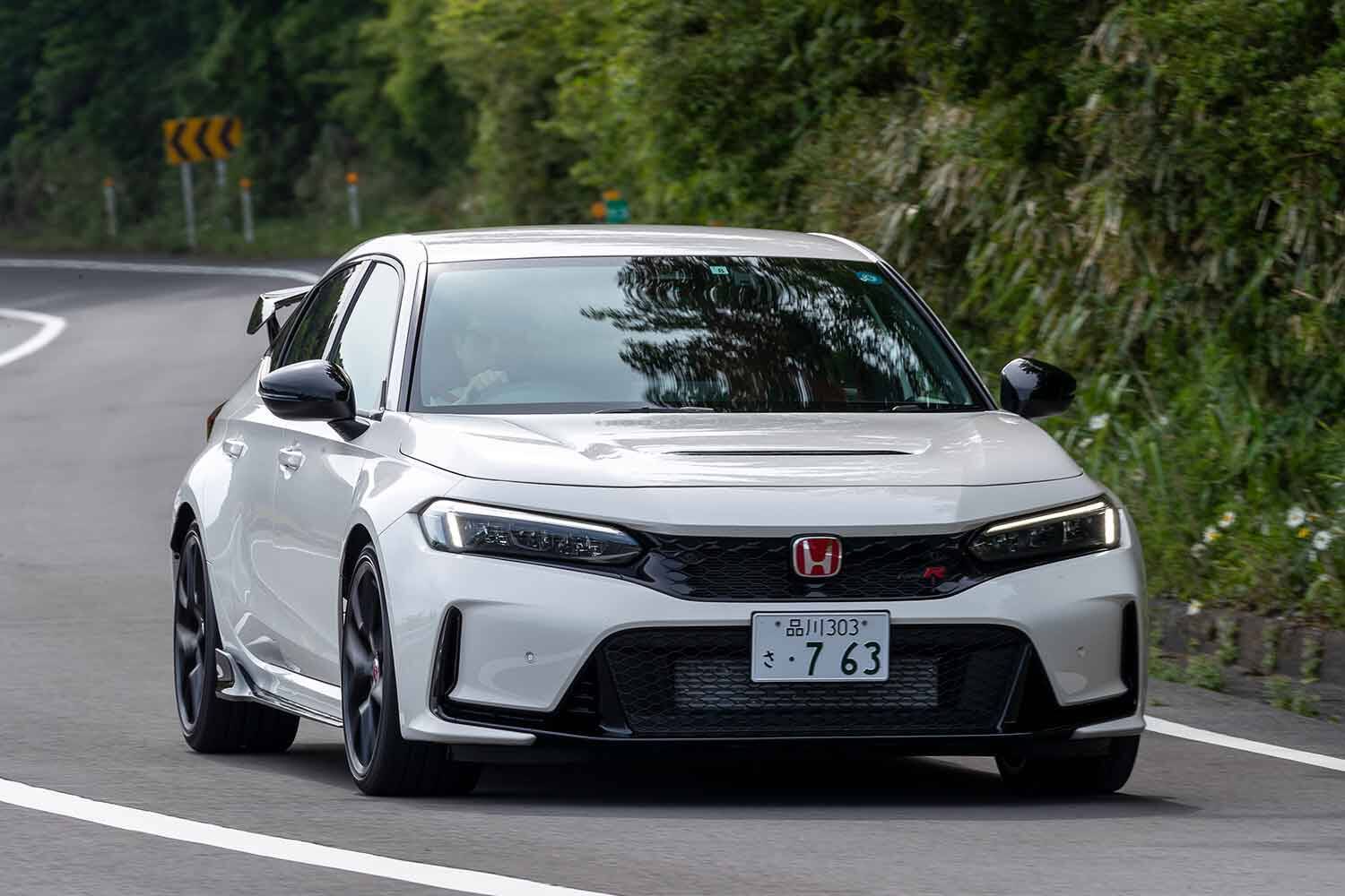 クルマ好きには「サイコー！」だけど普通の人は「うるさっ！」　スーパーカーの排気音はめちゃめちゃ大きく感じるけどなぜ車検に通る？