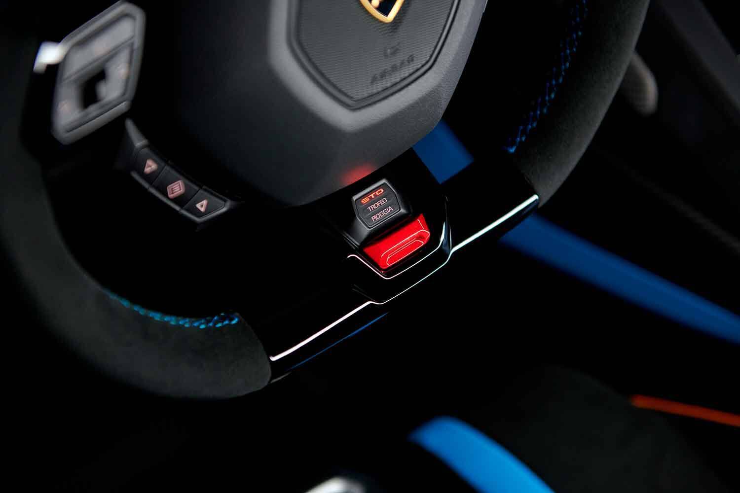 クルマ好きには「サイコー！」だけど普通の人は「うるさっ！」　スーパーカーの排気音はめちゃめちゃ大きく感じるけどなぜ車検に通る？