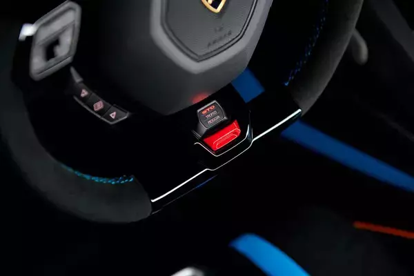 「クルマ好きには「サイコー！」だけど普通の人は「うるさっ！」　スーパーカーの排気音はめちゃめちゃ大きく感じるけどなぜ車検に通る？」の画像