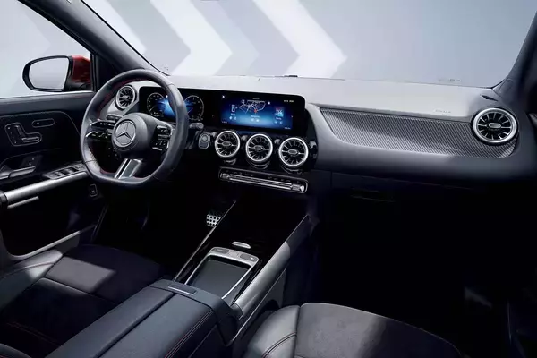 「エントリーモデルはマイルドハイブリッドを手に入れ最強モデルは新意匠で迫力アップ！　「GLA 180」と「AMG GLA 45 S 4MATIC+」がマイナーチェンジ」の画像