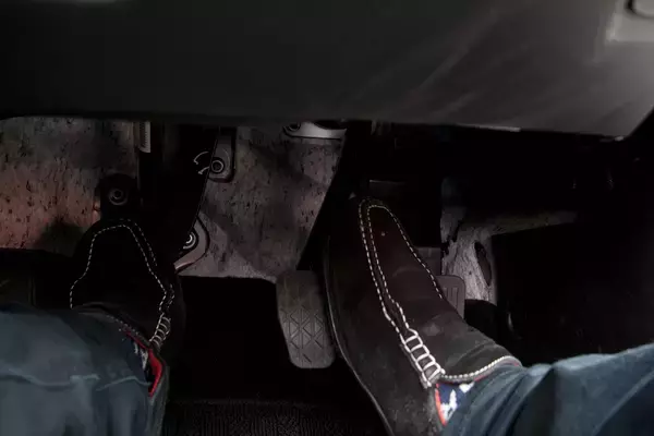 「街乗りなら要らないテク！　MT乗りの憧れ「ヒール＆トゥ」ってそもそも何のために必要なの？」の画像