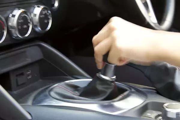 「街乗りなら要らないテク！　MT乗りの憧れ「ヒール＆トゥ」ってそもそも何のために必要なの？」の画像