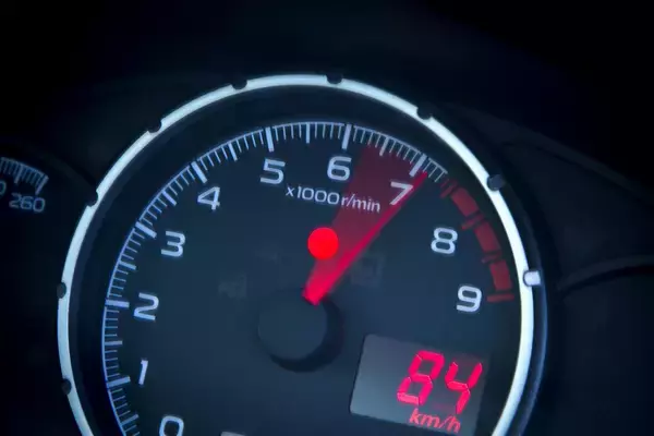 「街乗りなら要らないテク！　MT乗りの憧れ「ヒール＆トゥ」ってそもそも何のために必要なの？」の画像