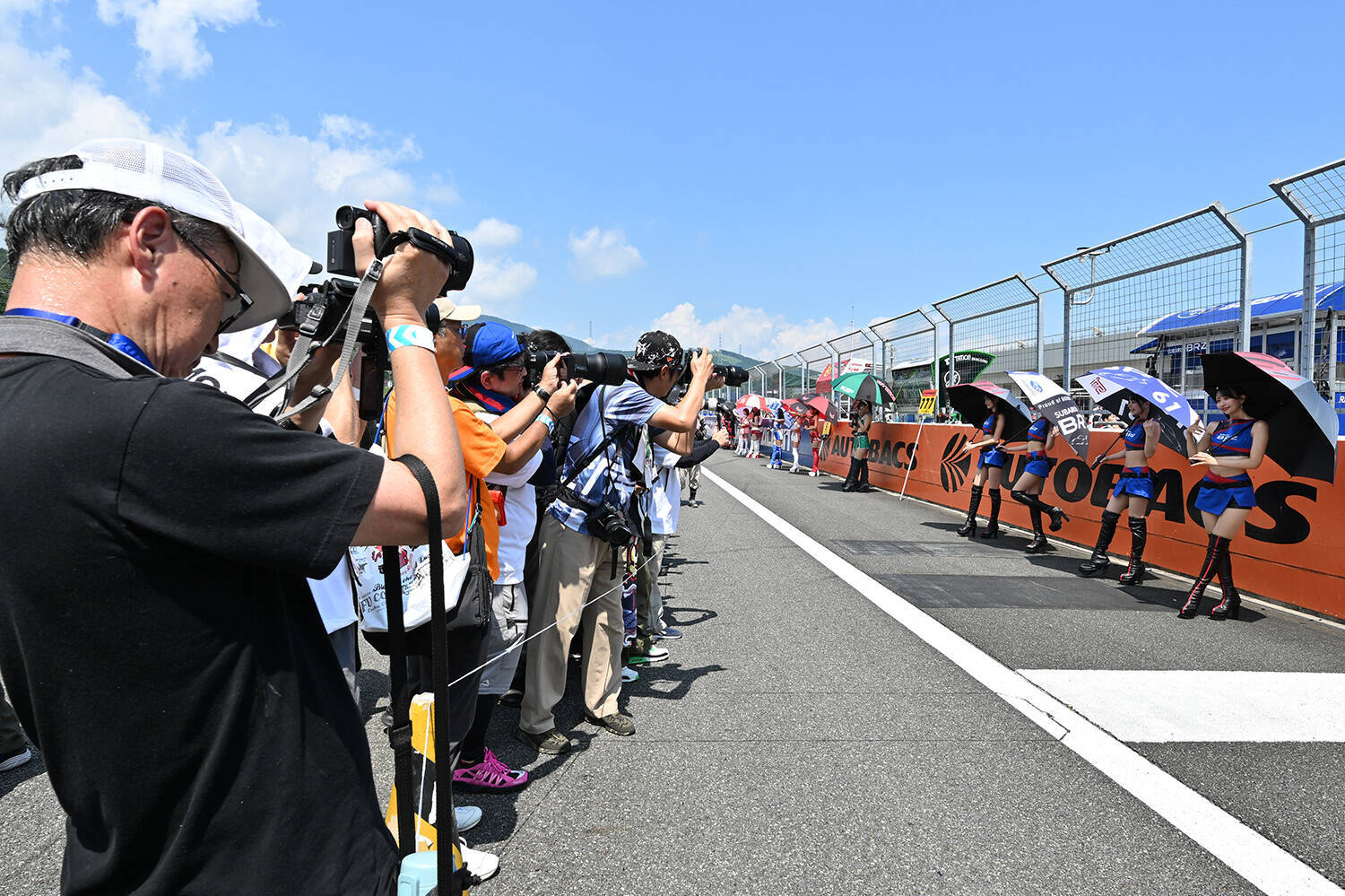 「華を添え」「チームを助け」「ドライバーをサポート」！　日本が誇れる「レースクイーン文化」をレースクイーン＆チーム監督に直撃した