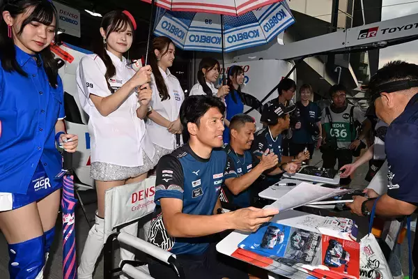 「「華を添え」「チームを助け」「ドライバーをサポート」！　日本が誇れる「レースクイーン文化」をレースクイーン＆チーム監督に直撃した」の画像