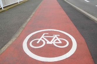 最近「自転車用」のペイントがある道路が増えてるけど……路上に停車するときは寄せてもいいの？