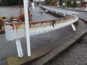 めちゃくちゃ人足と手間がかかっていた「ガードレール」の塗装メンテ！　いま画期的な自動化が始まっていた!!