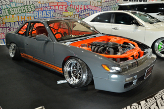 インナーパネルを除去してパイプのサブフレームを新設した圧巻のエンジンルーム！　「GARAGE SUCCESS」のS13シルビアはホンキのドリ車だった【大阪オートメッセ2026】