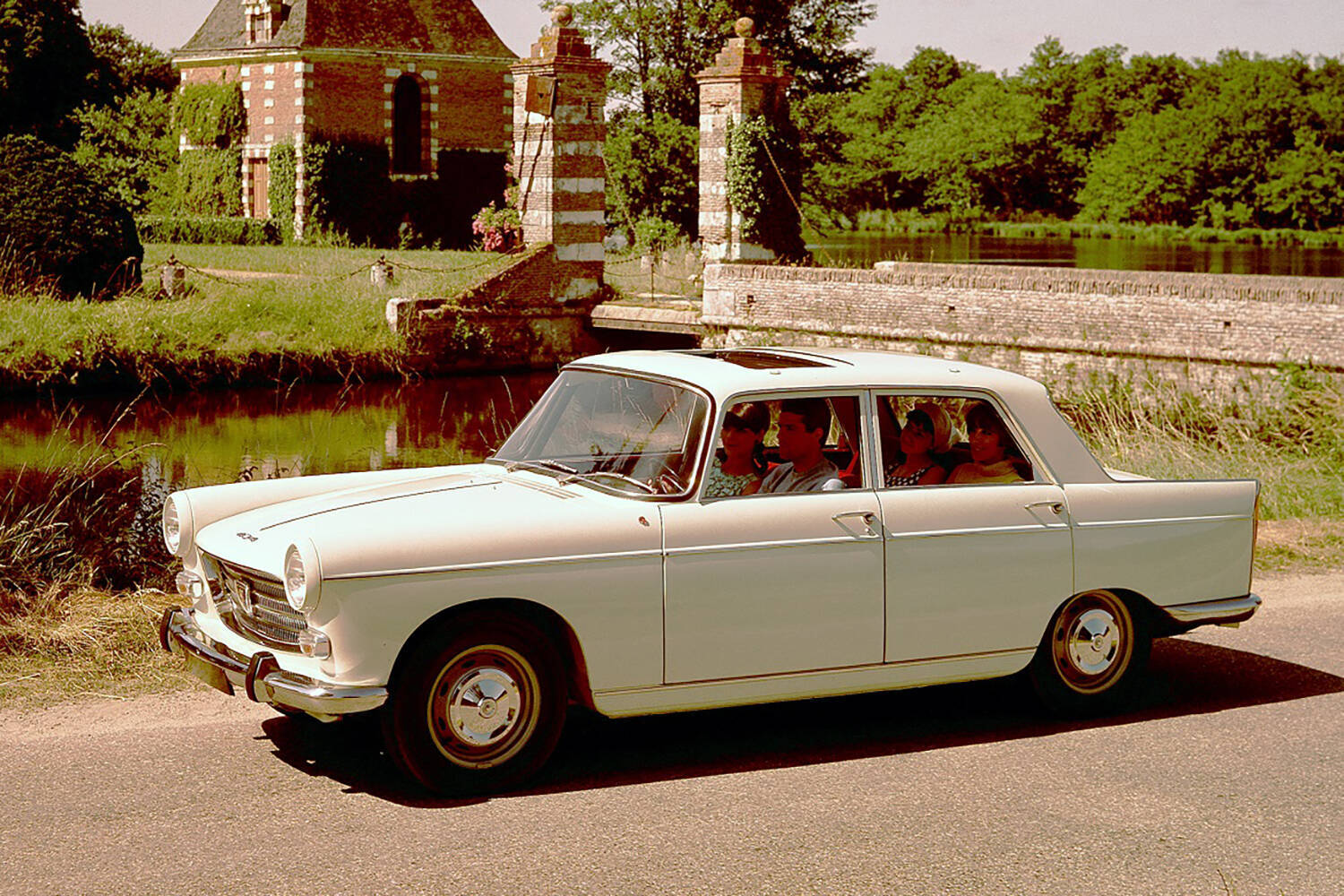 ポルシェは拒否られるもフェラーリならOK!?　プジョーとフェラーリに同一車名の「308」が存在するワケ