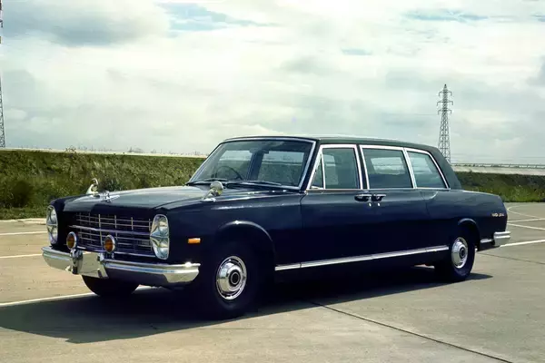 「国産乗用車で最大の排気量6.4リッター！　車重は３トン超え！　たった７台だけの日産プリンスロイヤルという激レア車の中身」の画像