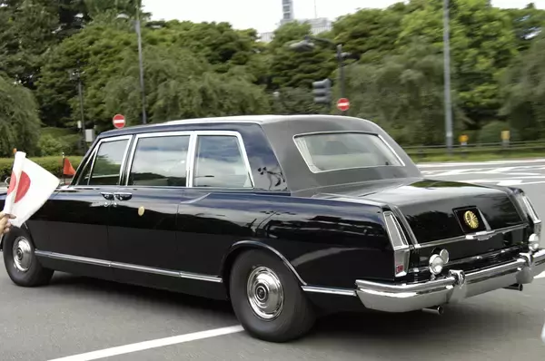 「国産乗用車で最大の排気量6.4リッター！　車重は３トン超え！　たった７台だけの日産プリンスロイヤルという激レア車の中身」の画像