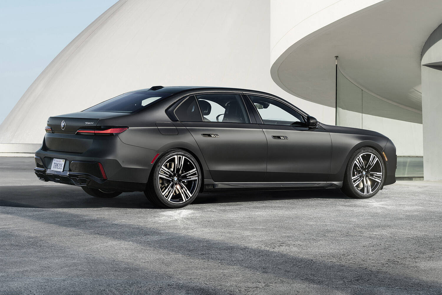 フルモデルチェンジでデカグリルのオラ顔に！ EVの「i7」もラインアップに加えて新型7シリーズを日本に投入