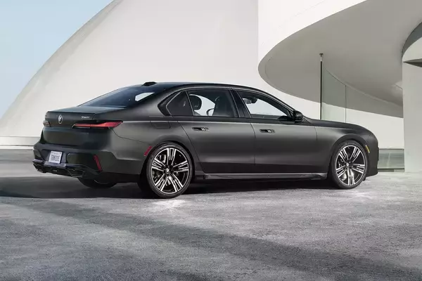 「フルモデルチェンジでデカグリルのオラ顔に！ EVの「i7」もラインアップに加えて新型7シリーズを日本に投入」の画像