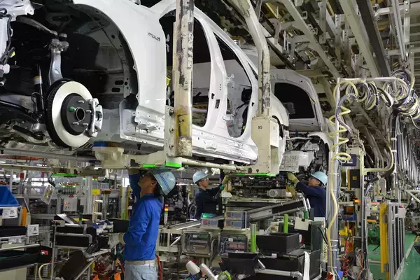 「喜ばしいハズの「事故の減少」がディーラーを苦しめる！　「板金修理」「車検整備」の減少に圧迫される新車販売店の苦悩」の画像